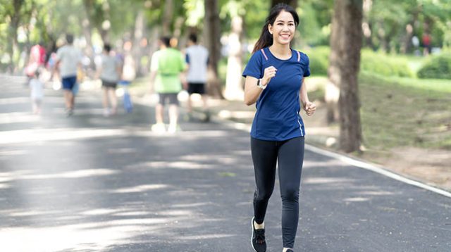 Perempuan sedang berolahraga di waktu pagi (Foto: Halodoc)