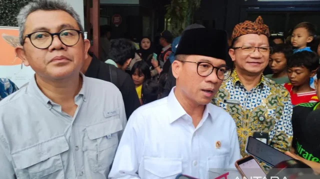 Menteri Desa Menteri Desa dan Pembangunan Daerah Tertinggal (Mendes PDT) Yandri Susanto saat diwawancara wartawan usai kegiatan di Jawa Barat beberapa waktu yang lalu (Foto: ANTARA)