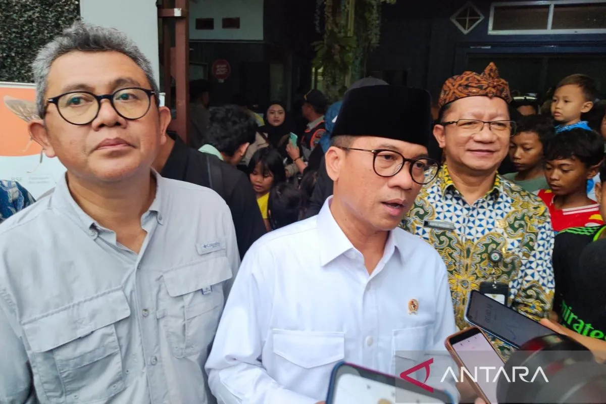 Menteri Desa Menteri Desa dan Pembangunan Daerah Tertinggal (Mendes PDT) Yandri Susanto saat diwawancara wartawan usai kegiatan di Jawa Barat beberapa waktu yang lalu (Foto: ANTARA)