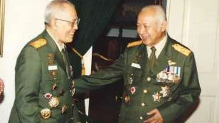 Jenderal Besar AH Nasution dan Jenderan Besar Soeharto di Istana Negara (Foto: Ist)