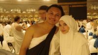 mahalini-cantik-pakai-hijab-saat-umrah-perdana-netizen-pangling-ih-umy Mahalini dan suami, Rizky Febian di depan ka'bah (Foto: Instagram/Mahalini)