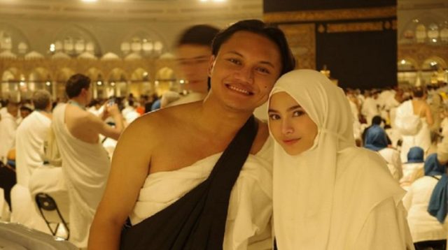 Mahalini dan suami, Rizky Febian di depan ka'bah (Foto: Instagram/Mahalini)