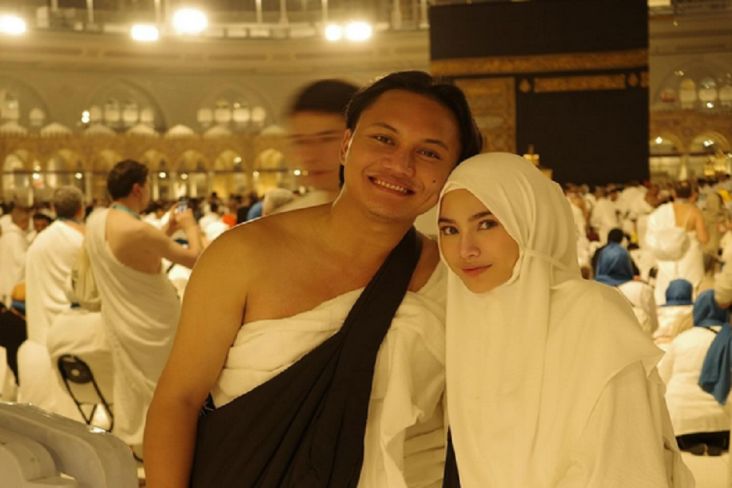 Mahalini dan suami, Rizky Febian di depan ka'bah (Foto: Instagram/Mahalini)