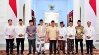 Presiden Prabowo Subianto (lima dari kiri) berfoto bersama jajaran pengurus PBNU usai melakukan pertemuan di Istana Negara Jakarta, Senin (3/2/2025) (Foto: Sekretariat Presiden)