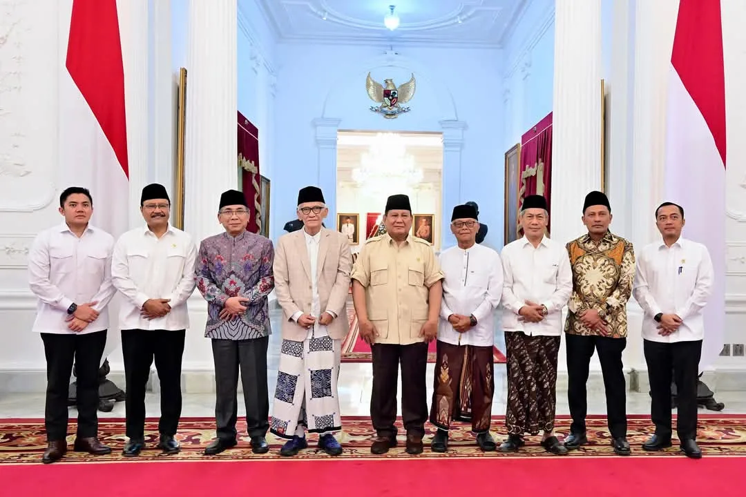 Presiden Prabowo Subianto (lima dari kiri) berfoto bersama jajaran pengurus PBNU usai melakukan pertemuan di Istana Negara Jakarta, Senin (3/2/2025) (Foto: Sekretariat Presiden)