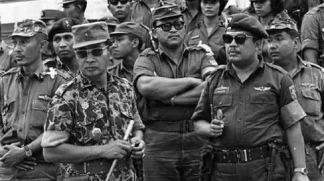 Letkol Soeharto dan pasukannya saat memimpin pasukan (Foto: Arsip RI)